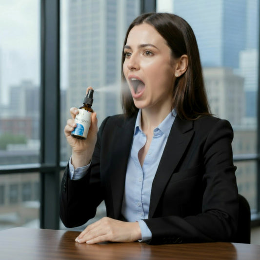 Une-business-woman-pulverise-un-spray-YNOOVI-dans-sa-bouche